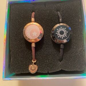 Never worn. 2nd pic is what they look like.